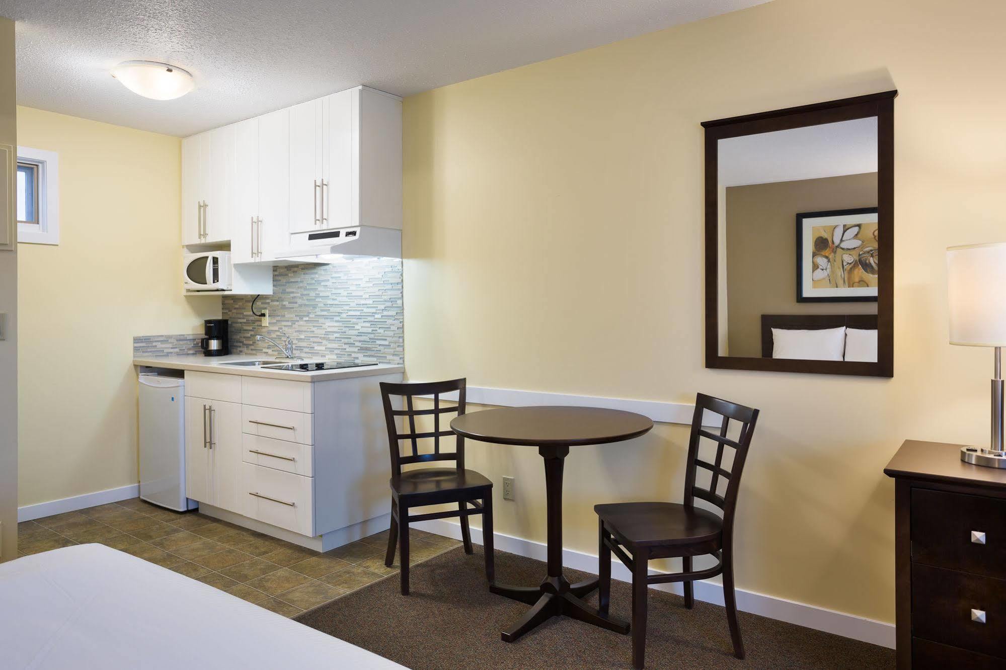 Siesta Suites Kelowna Luaran gambar